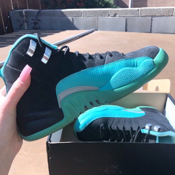 Women Jordan Retro Hyper Jade 12s - Picture 2 of 4
